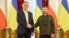 Președintele Poloniei, Andrzej Duda (stânga), în timpul vizitei făcute la Kiev, în august 2022. Aici, după conferința de presă susținută cu președintele ucrainean, Volodimir Zelenski. 