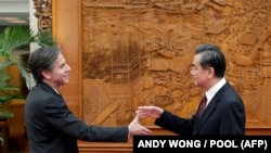 Энтони Блинкен и Ван И на встрече в Пекине. 11 февраля 2015 года