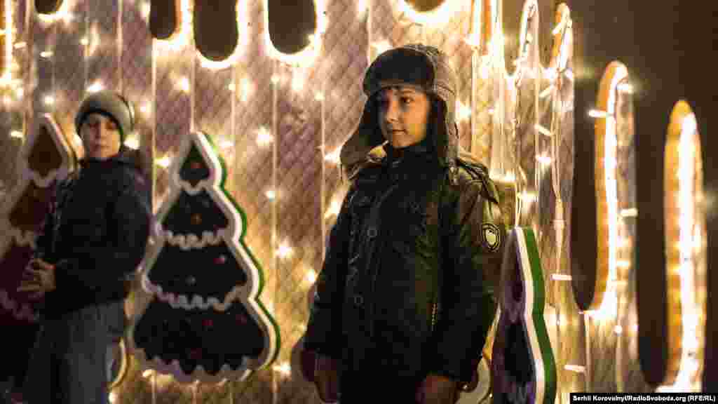 Діти фотографуються біля головної ялинки країни