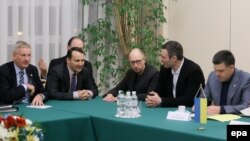 Карл Більдт (л) і Радослав Сікорський (2-й л), на цьому фото під час зустрічі з лідерами опозиції в Києві 5 грудня 2013 року