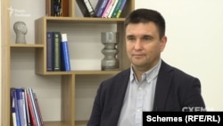 На думку колишнього міністра закордорнних справ України Павла Клімкіна, уряд Орбана намагається мобілізувати свій електорат завдяки залученню угорців, зокрема із Закарпаття