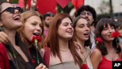 ۲۵ آوریل ده‌ها هزار نفر در لیسبون پنجاهمین سالگرد انقلاب میخک را جشن گرفتند