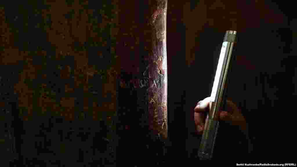 &laquo;Малюнок зайця&raquo;. У християнстві заєць неоднозначна тварина, особливий символ. У середньовіччі з зайцями порівнювали і християн, які від негараздів цього світу знаходять порятунок в церкві, і хтось невідомий зобразив цього зайця, але потім вирішив, що малюнку замало і він підписав &laquo;Єзекія&raquo;,&nbsp; це підпис до фресок&nbsp;із зображенням царя&nbsp;пророка Єзекія