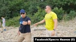 Калин Гаджев (вляво) беше сред служителите на НСО, които се държаха по-агресивно с Христо Иванов и съпртийците му на плажа в "Росенец" в началото на юли