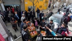 انتظار برای خرید مرغ در آخرین روز سال ۹۹ در یکی از مراکز عرضه در همدان