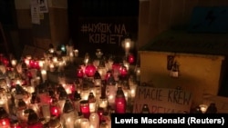 Gyertyák a Jog és Igazságosság (PiS) párt irodája előtt az abortusztörvény szigorítása elleni tiltakozás idején, a lengyelországi Gdynia városában 2020. október 23-án.