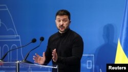 Украина президенті Владимир Зеленский баспасөз мәслихатында сөйлеп тұр. Рим, 10 шілде, 2025 жыл.