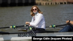 Elisabeta Lipa, președinta Federației Române de Canotaj, fotografiată în aprilie 2021 pe lacul Snagov.
