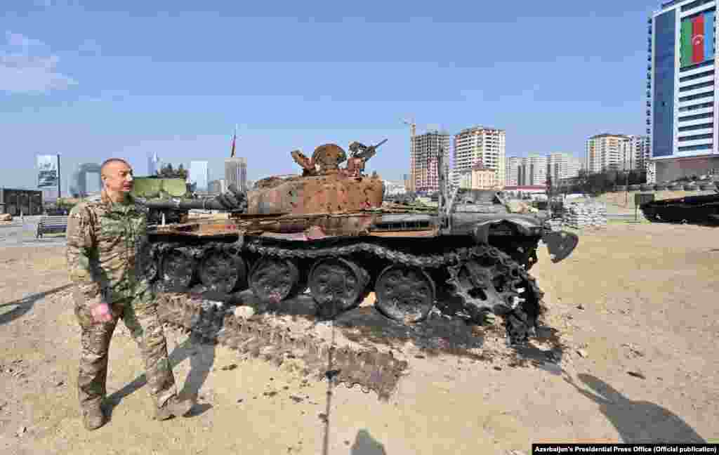 В парке выставлено более 300 экспонатов, в том числе около 150 единиц тяжелой техники, &ndash; сообщили в пресс-службе азербайджанского лидера.