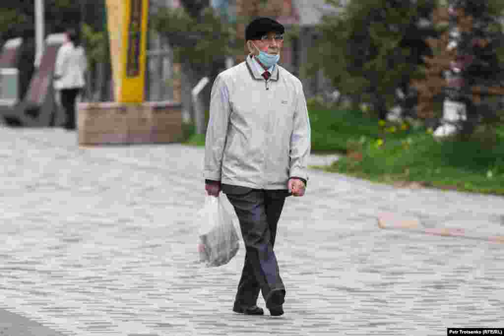 Людям разрешено выходить только в магазин или аптеку недалеко от дома. Также легально выйти из дома можно для похода в больницу или на прогулку с домашним питомцем. За нарушение режима карантина может последовать административное наказание &ndash; штраф или арест на несколько суток.