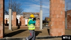 Nyírkalászon faanyagot cipel egy munkás 2020. november 6-án