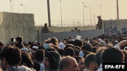 Emberek próbálnak meg bejutni a kabuli nemzetközi repülőtérre 2021. augusztus 23-án.