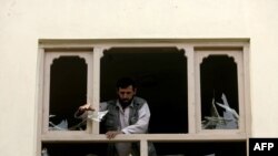 Кабулдуктар терезелеринин сыныктарын жыйнап жатышат, 4-август, 2009