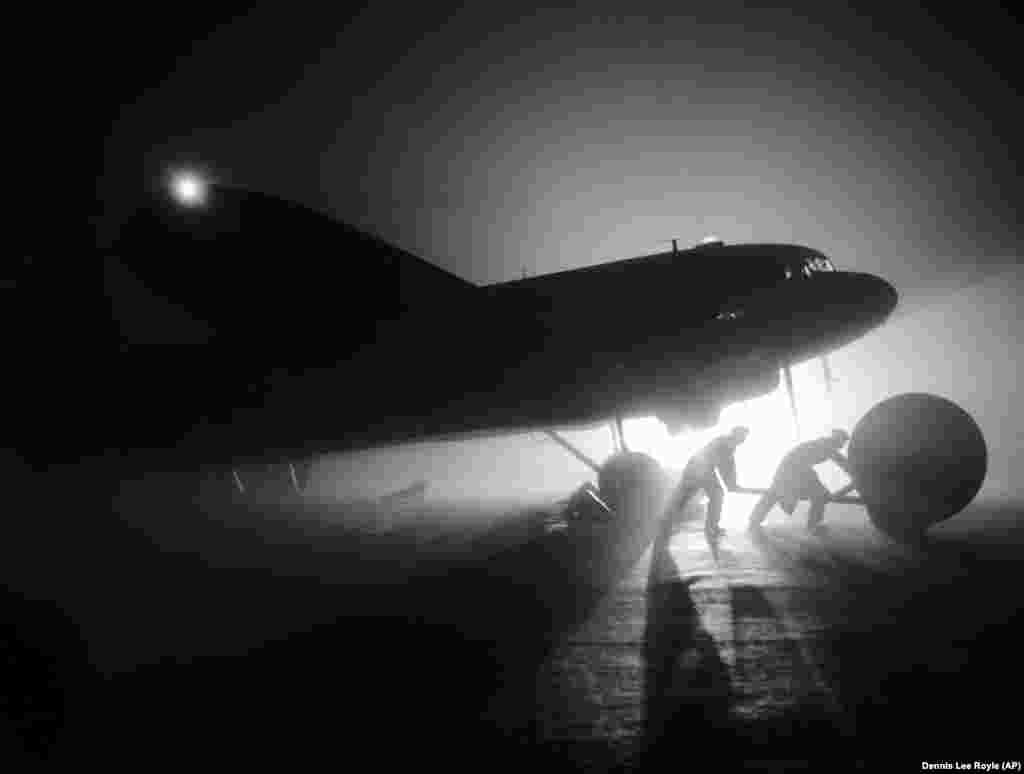 O verigă vitală în întreținerea avioanelor RAF a fost Operațiunea Plumber, numele importantei unități de service a comandamentului de transport de la Honington, în Marea Britanie. Acolo, o flotă de șase avioane C-47 a asigurat transportul de piese de avion în Germania pentru înlocuire. Aici, este transportată o roată uriașă pentru un avion York.