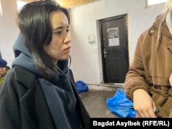 Фариза в помещении, где ожидают очереди для передачи вещей арестантам. 20 декабря 2024 года