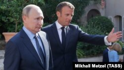 Vladimir Putin și Emmanuel Macron la o întrevedere în Franța, 19 august 2019 