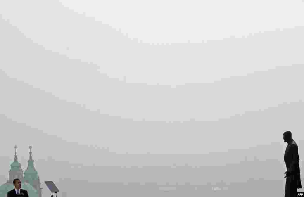 Американскиот претседател Барак Обама говори пред статуата на првиот чехословачки претседател Томас Масарик во Прага 