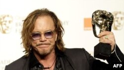Актор Мікі Рурк позує під час вручення премії BAFTA за номінацією «найкращий актор» за роль у кінострічці «Борець», Лондон, 8 лютого 2009 р.