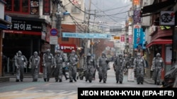 سربازان کره جنوبی در حال ضدعفونی کردن خیابان‌ها