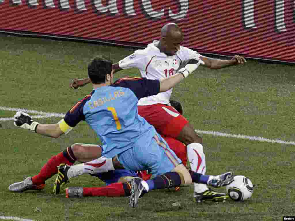 South Africa -- Switzerland's Gelson Fernandes (in white) scores past Spain's goalkeeper Iker Casillas (1) during a 2010 World Cup Group H match at Moses Mabhida stadium in Durban on 16Jun2010 - Switzerland's Gelson Fernandes (in white) scores past Spain's goalkeeper Iker Casillas (1) during a 2010 World Cup Group H match at Moses Mabhida stadium in Durban June 16, 2010. REUTERS/Rogan Ward (SOUTH AFRICA - Tags: SPORT SOCCER WORLD CUP)
