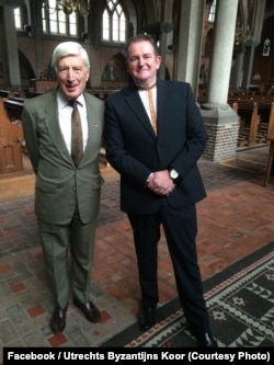 Хормейстер Візантійського хору в Утрехті Ерік ван Грікен (на фото справа). Нідерланди, 2014 рік
