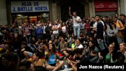 Демонстранти під час протесту проти офіцерів Національної поліції Іспанії в Барселоні, 2 жовтня 2017 року