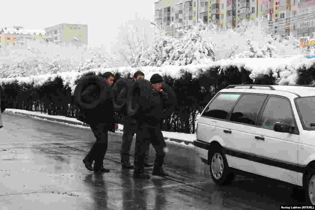 Кто-то только сегодня закупил зимний комплект резины на авто.