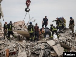 Echipele de salvare au reușit să salveze câteva persoane de sub dărâmăturile blocului distrus de atacurile Rusiei în Ceasiv Iar/Donețk. Numărul morților anunțat până marți dimineață era de 33, inclusiv un copil de 9 ani.