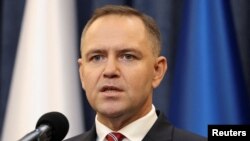 Кароль Навроцький заблокував законодавство про поширення дитячих виплат на всіх українських біженців у Польщі, заявивши, що їх повинні отримувати лише працюючі батьки