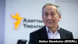 Акылбек Сариев.