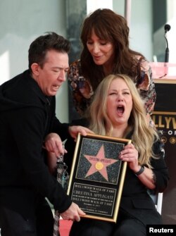 Кристина Апългейт с Кейти Сегал (Пеги Бънди) и Дейвид Фостино (Бъд Бънди) от сериала "Женени с деца" на Алеята на славата в Холивуд, 14 ноември 2022 г.