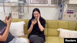 نوآ آرگمانی بعد از نجات یافتن، در حال گفت‌وگوی تلفنی با رئیس‌جمهور اسرائیل