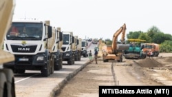 Teherautók és munkagépek az M35-ös autópálya és a 354. számú főút átépítés alatt álló csomópontjánál, Debrecen határában 2021. július 23-án (képünk illusztráció)