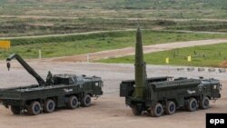 Російські ракетні комплекси Iskander-M, здатні нести ядерну зброю. Такі комплекси Росія розмістила на території Білорусі, а особовий склад пройшов відповідні навчання