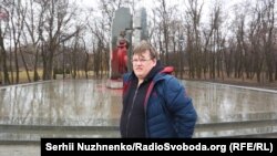 Павло Розенко на місці спаплюженого пам’ятника Олені Телізі у Бабиному Яру 18 березня 2017 року