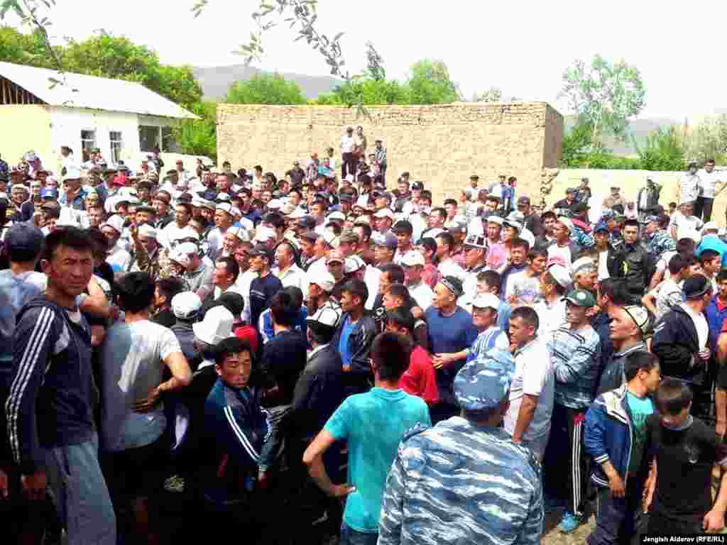 Чек арадагы Жака-Өрүк деген жерде топтолуп турган эл, 8-май. &nbsp;