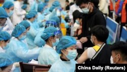 Medicinski radnici, uključujući i studente, na vakcinaciji na Univerzitetu Kuagdao, u provinciji Šandong na istoku Kine 30. marta 2021. 