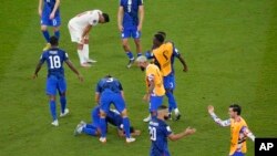 Jucătorii americani la finalul meciului din grupa B a Cupei Mondiale de fotbal dintre Iran și Statele Unite, pe stadionul Al Thumama din Doha, Qatar, 30 noiembrie, 2022