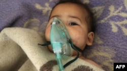 Лікарі борються за життя дитини після газової атаки в місті Хан-Шейхун, Сирія, 4 квітня 2017 року