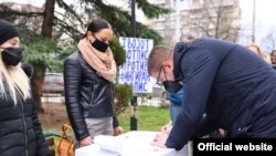 Претседателот на ВМРО-ДПМНЕ Христијан Мицкоски се потпишува за укинување на Законот за попис