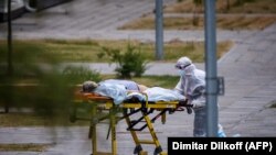 Nu există încă informații suficiente legate de cum s-ar răspândi varianta Lambda a coronavirusului. Cercetările efectuate până acum asupra variantei au avut loc doar în laborator.