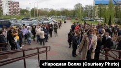 A tavalyi diáktüntetések résztvevőinek tárgyalására érkezett támogatók Minszkben, 2021. május 14-én