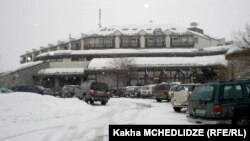 Непогода обрушилась и на горные регионы Грузии, в том числе популярные туристические районы. Сегодня спасатели весь день помогали отдыхающим выбираться из горнолыжного курорта Гудаури