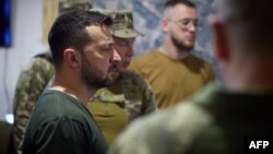 Președintele Ucrainei, Volodimir Zelenski, în vizită la militarii din brigada mecanizată 110, în regiunea Donețk, 26 iunie 2024.