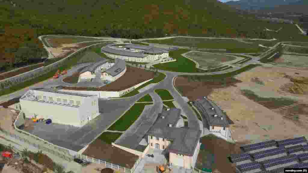 Nëntë kilometra në veri të ndërtesës kryesore, është ndërtuar edhe kjo ndërtesë për prodhimin e verës, që është fotografuar nga droni. Në dhjetor të vitit 2017, një ambientalit lokal u rrah nga disa persona të panjohur pasi po hetonte për prerjen e paligjshme të drunjve, gjatë ndërtimit të kësaj ndërtese ku prodhohet vera.