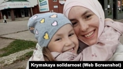 Кримська мусульманка Латіфа (Ніна) Малахова з донькою Мелісою після звільнення з російської колонії, жовтень 2025 року