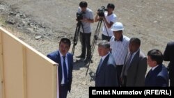 Президент Атамбаев Оштогу көпүрө курулушу менен таанышууда. 19-июнь, 2014-жыл. 