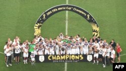 Бразилия -- Германия оюнчулары финалдык таймаштан кийин жеңишин белгилеп жатышат. 13-июль, 2014.