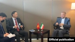 Руслан Казакбаев менен Хоссейн Амир Абдоллахиян. БУУнун кеңсеси, Нью-Йорк, АКШ.