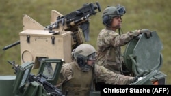 Soldați americani pe un tanc M1A2 SEP în timpul unui exercițiu militar pe câmpul de antrenament de la Grafenwoehr, Germania, 04 martie 2020